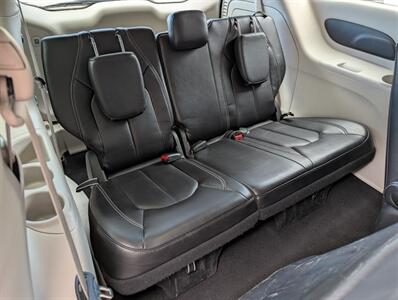 2024 Chrysler Pacifica Plug-In Hybrid Select - Photo 29 - Bountiful, UT 84010