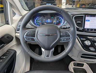 2024 Chrysler Pacifica Plug-In Hybrid Select - Photo 19 - Bountiful, UT 84010