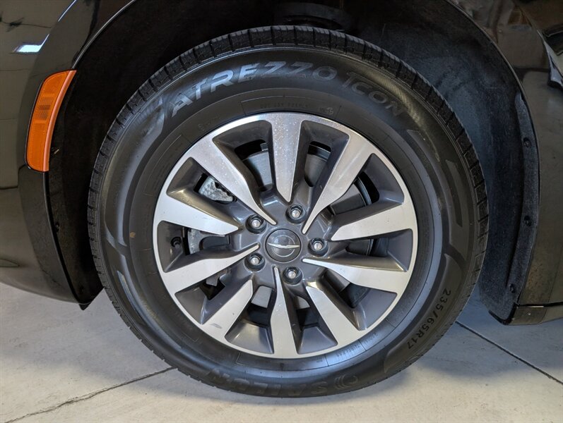 2024 Chrysler Pacifica Plug-In Hybrid Select - Photo 15 - Bountiful, UT 84010