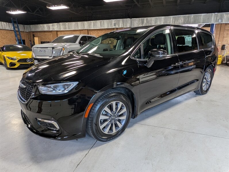 2024 Chrysler Pacifica Plug-In Hybrid Select - Photo 5 - Bountiful, UT 84010
