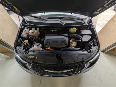 2024 Chrysler Pacifica Plug-In Hybrid Select - Photo 17 - Bountiful, UT 84010