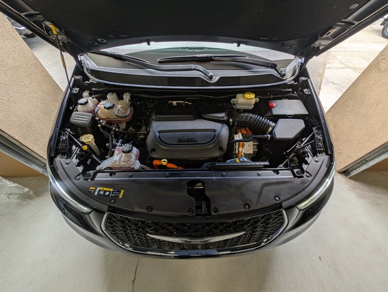 2024 Chrysler Pacifica Plug-In Hybrid Select - Photo 17 - Bountiful, UT 84010