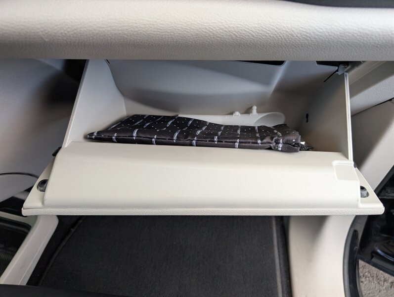 2024 Chrysler Pacifica Plug-In Hybrid Select - Photo 31 - Bountiful, UT 84010