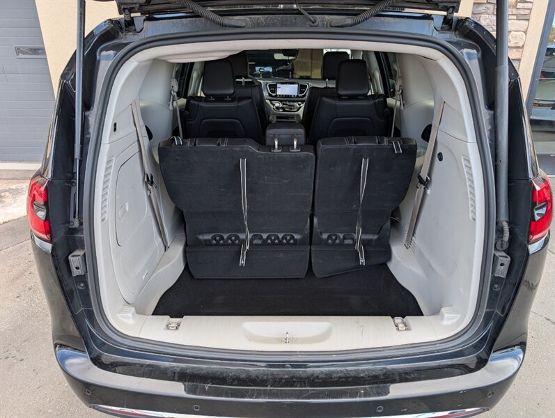2024 Chrysler Pacifica Plug-In Hybrid Select - Photo 32 - Bountiful, UT 84010