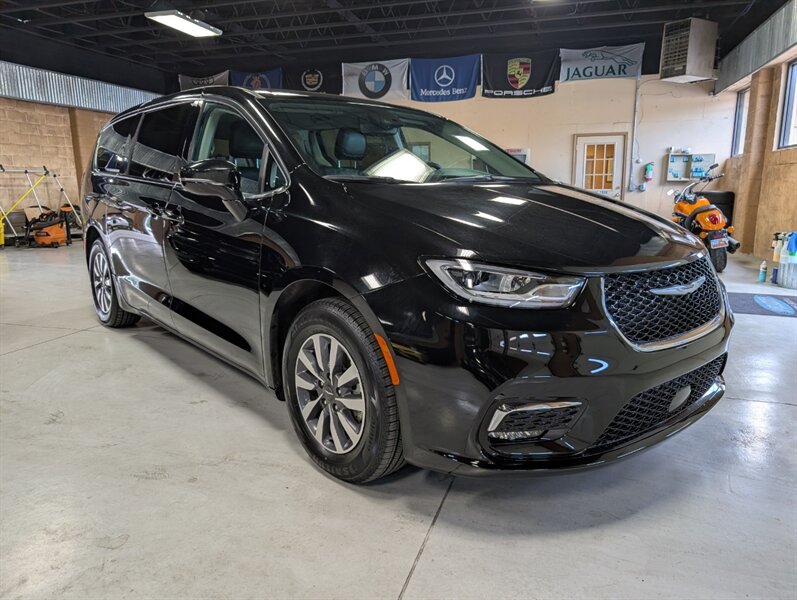 2024 Chrysler Pacifica Plug-In Hybrid Select   - Photo 1 - Bountiful, UT 84010