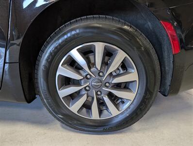2024 Chrysler Pacifica Plug-In Hybrid Select - Photo 14 - Bountiful, UT 84010