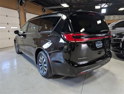 2024 Chrysler Pacifica Plug-In Hybrid Select - Photo 8 - Bountiful, UT 84010