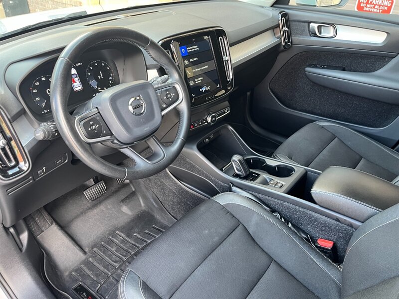 2020 Volvo XC40 T4 Momentum - Photo 2 - St. George, UT 84770-2625