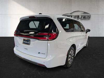 2023 Chrysler Pacifica Plug-In Hybrid Limited   - Photo 10 - Bountiful, UT 84010