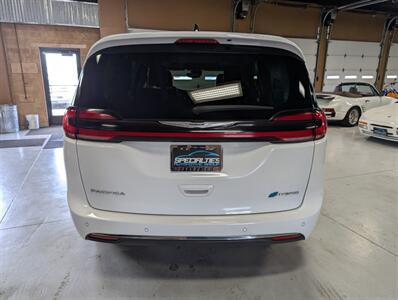 2023 Chrysler Pacifica Plug-In Hybrid Limited   - Photo 9 - Bountiful, UT 84010