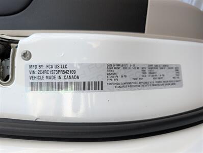 2023 Chrysler Pacifica Plug-In Hybrid Limited   - Photo 31 - Bountiful, UT 84010