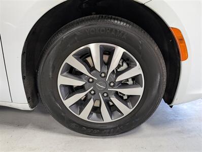 2023 Chrysler Pacifica Plug-In Hybrid Limited   - Photo 12 - Bountiful, UT 84010