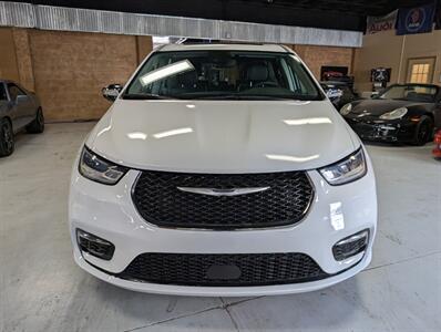 2023 Chrysler Pacifica Plug-In Hybrid Limited   - Photo 6 - Bountiful, UT 84010
