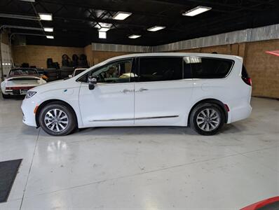 2023 Chrysler Pacifica Plug-In Hybrid Limited   - Photo 7 - Bountiful, UT 84010