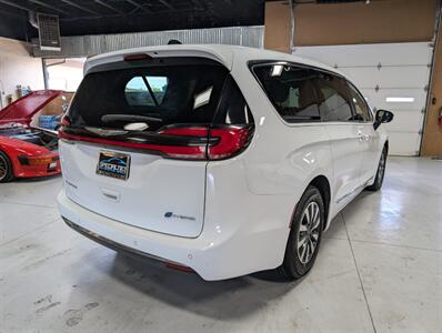 2023 Chrysler Pacifica Plug-In Hybrid Limited   - Photo 10 - Bountiful, UT 84010