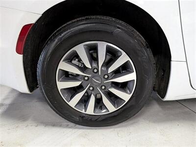2023 Chrysler Pacifica Plug-In Hybrid Limited   - Photo 13 - Bountiful, UT 84010