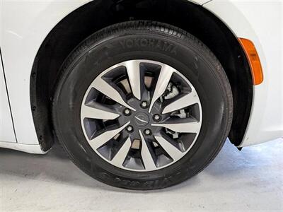 2023 Chrysler Pacifica Plug-In Hybrid Limited   - Photo 12 - Bountiful, UT 84010