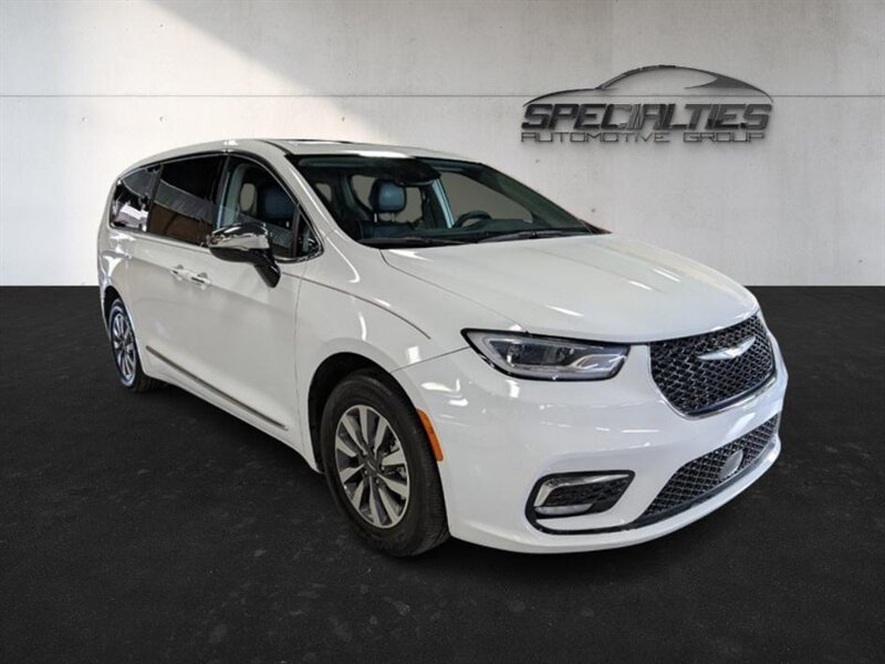 2023 Chrysler Pacifica Plug-In Hybrid Limited - Photo 1 - Bountiful, UT 84010