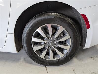2023 Chrysler Pacifica Plug-In Hybrid Limited   - Photo 14 - Bountiful, UT 84010