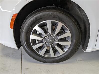 2023 Chrysler Pacifica Plug-In Hybrid Limited   - Photo 15 - Bountiful, UT 84010