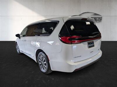 2023 Chrysler Pacifica Plug-In Hybrid Limited   - Photo 8 - Bountiful, UT 84010