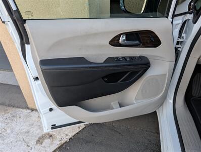 2023 Chrysler Pacifica Plug-In Hybrid Limited   - Photo 18 - Bountiful, UT 84010