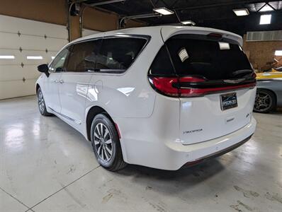 2023 Chrysler Pacifica Plug-In Hybrid Limited   - Photo 8 - Bountiful, UT 84010