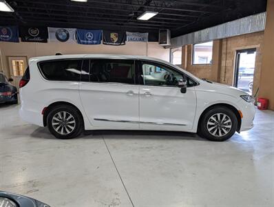 2023 Chrysler Pacifica Plug-In Hybrid Limited   - Photo 11 - Bountiful, UT 84010