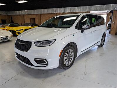 2023 Chrysler Pacifica Plug-In Hybrid Limited   - Photo 5 - Bountiful, UT 84010