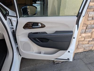2023 Chrysler Pacifica Plug-In Hybrid Limited   - Photo 28 - Bountiful, UT 84010