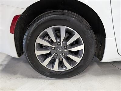 2023 Chrysler Pacifica Plug-In Hybrid Limited   - Photo 13 - Bountiful, UT 84010