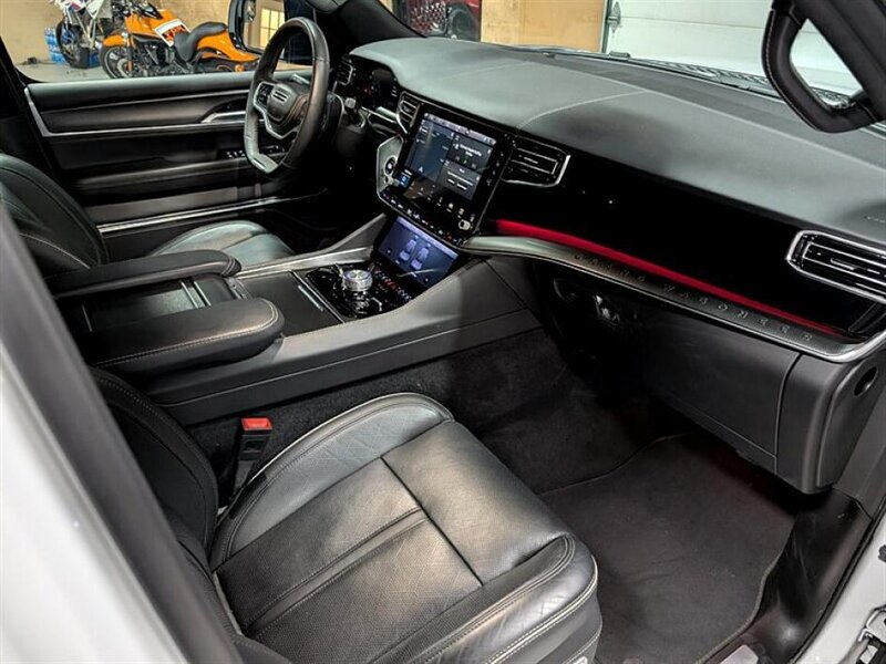 2024 Jeep Grand Wagoneer L Obsidian photo 3