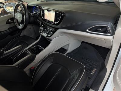 2021 Chrysler Pacifica Limited   - Photo 7 - St. George, UT 84770-2625