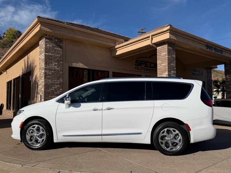 2021 Chrysler Pacifica Limited photo 2
