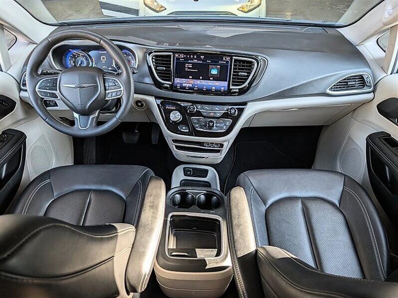2024 Chrysler Pacifica Touring L - Photo 3 - Bountiful, UT 84010