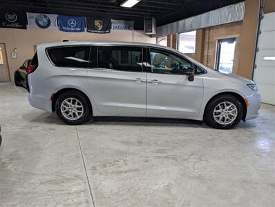 2024 Chrysler Pacifica Touring L   - Photo 11 - Bountiful, UT 84010