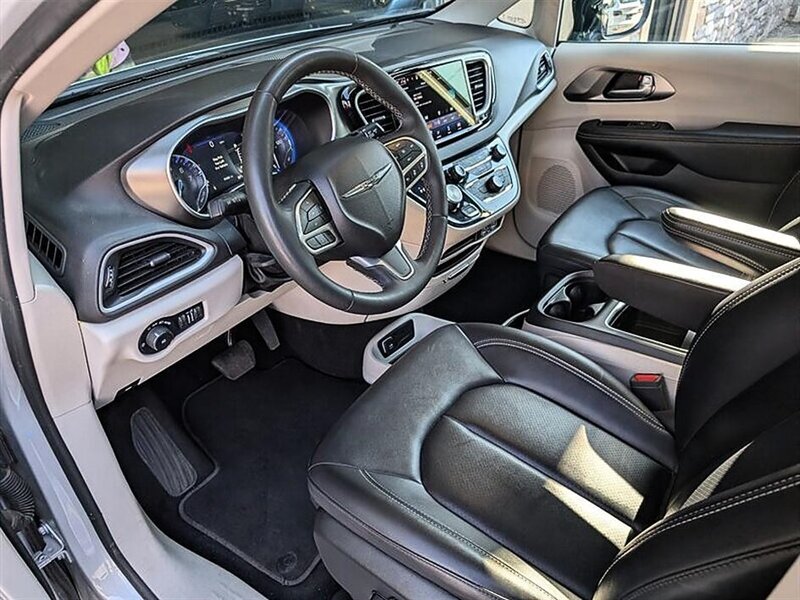 2024 Chrysler Pacifica Touring L - Photo 2 - Bountiful, UT 84010