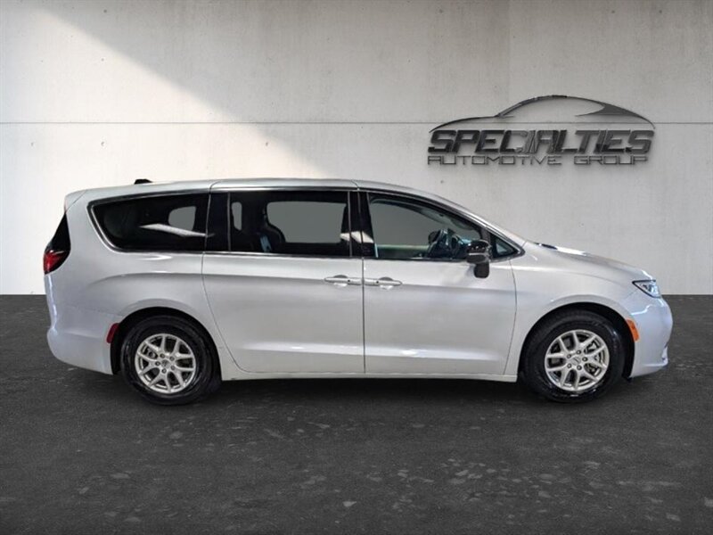 2024 Chrysler Pacifica Touring L - Photo 11 - Bountiful, UT 84010