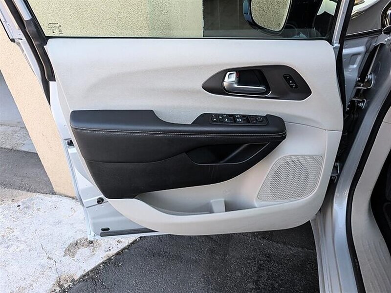 2024 Chrysler Pacifica Touring L - Photo 18 - Bountiful, UT 84010