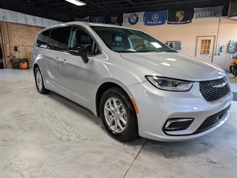2024 Chrysler Pacifica Touring L   - Photo 1 - Bountiful, UT 84010