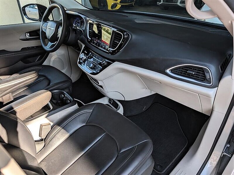 2024 Chrysler Pacifica Touring L - Photo 4 - Bountiful, UT 84010
