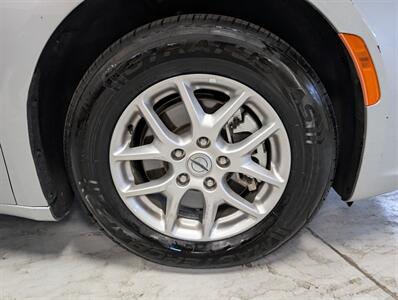 2024 Chrysler Pacifica Touring L   - Photo 12 - Bountiful, UT 84010