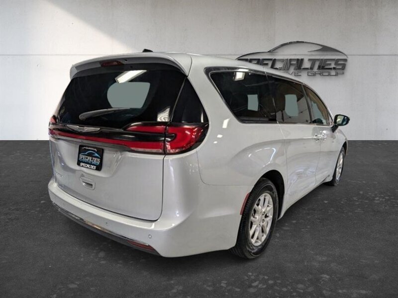 2024 Chrysler Pacifica Touring L - Photo 10 - Bountiful, UT 84010
