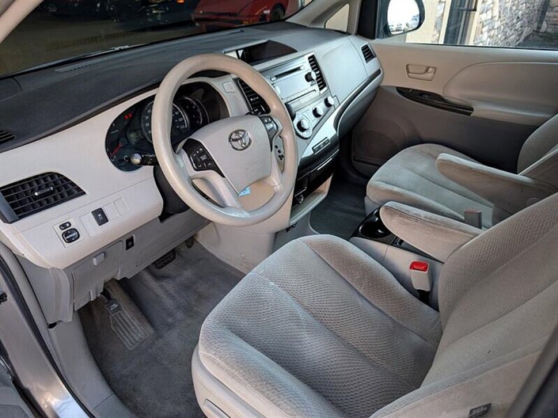 2011 Toyota Sienna LE 8-Passenger   - Photo 2 - Bountiful, UT 84010
