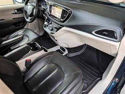 2022 Chrysler Pacifica Hybrid Touring L   - Photo 4 - Bountiful, UT 84010