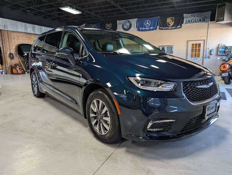 2022 Chrysler Pacifica Hybrid Touring L   - Photo 1 - Bountiful, UT 84010