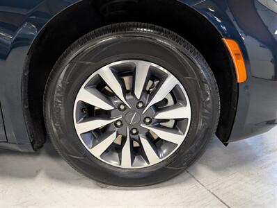 2022 Chrysler Pacifica Hybrid Touring L   - Photo 12 - Bountiful, UT 84010