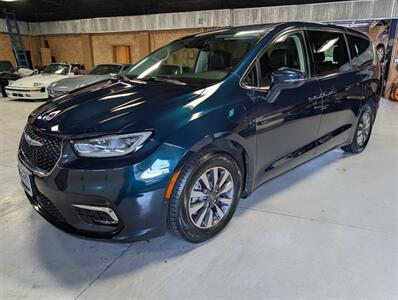 2022 Chrysler Pacifica Hybrid Touring L   - Photo 5 - Bountiful, UT 84010