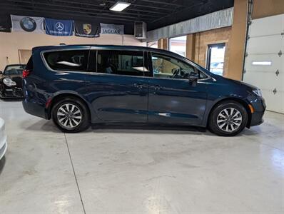 2022 Chrysler Pacifica Hybrid Touring L   - Photo 11 - Bountiful, UT 84010