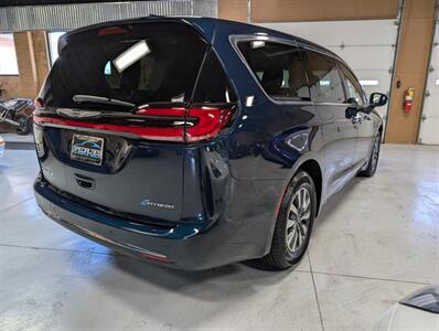 2022 Chrysler Pacifica Hybrid Touring L   - Photo 10 - Bountiful, UT 84010